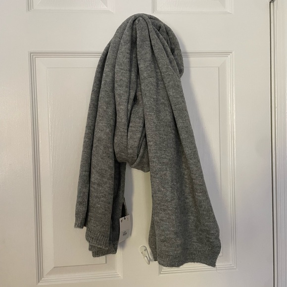NWT Zara Gray Scarf - Picture 2 of 3
